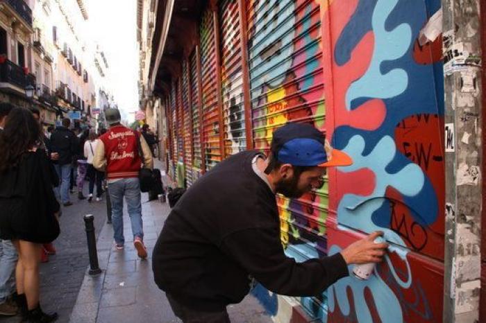 Malasaña pinta sus cierres con arte urbano... y se destrozan 24 horas después