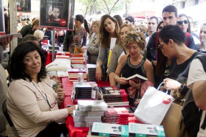 Actores, deportistas y políticos conviven con los escritores en Sant Jordi