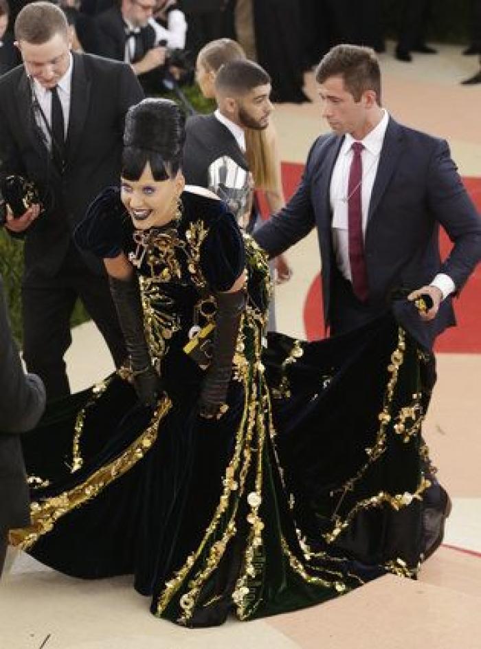 Katy Perry y Orlando Bloom lucen tamagotchis a juego en la gala del Met 2016