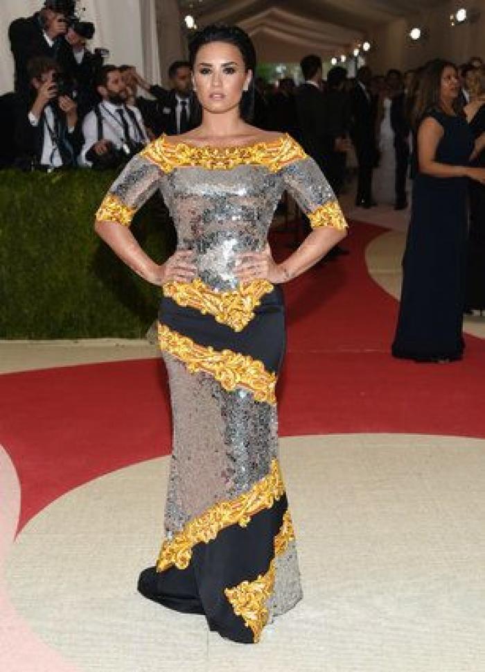Katy Perry y Orlando Bloom lucen tamagotchis a juego en la gala del Met 2016