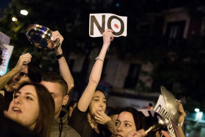 Cientos de personas protestan ante la sede del PP con una cacerolada