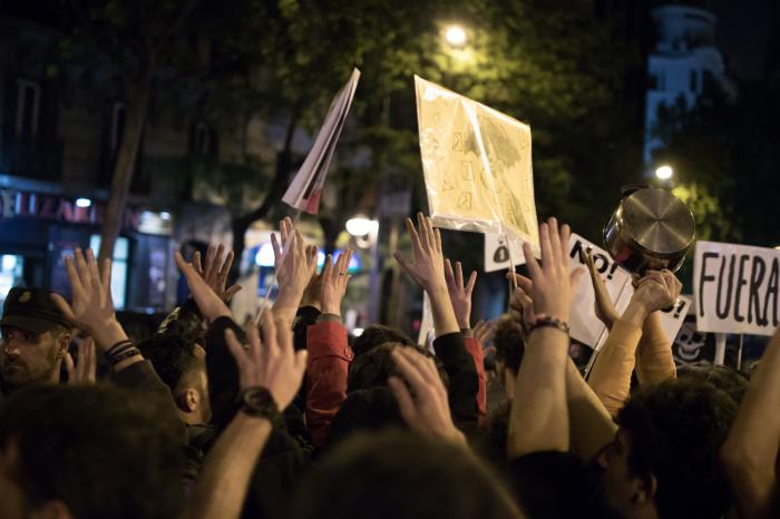 Cientos de personas protestan ante la sede del PP con una cacerolada