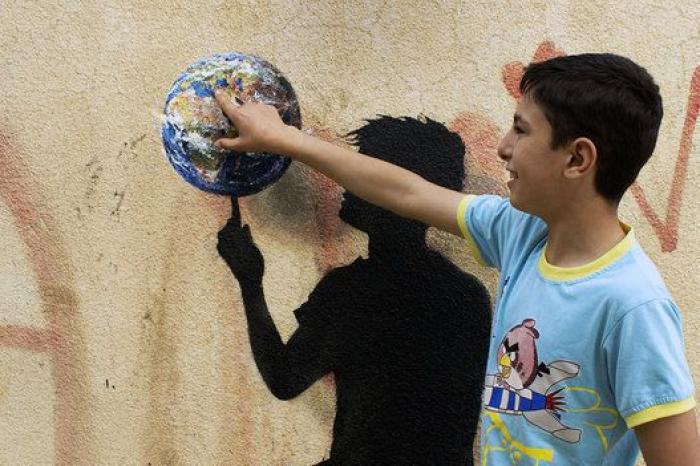 El artista urbano Pejac visita otro campo de refugiados en Jordania