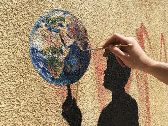 El artista urbano Pejac visita otro campo de refugiados en Jordania