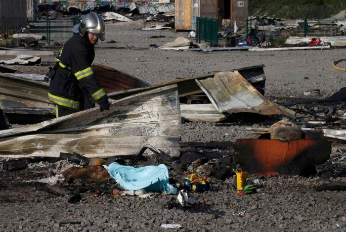Un incendio destruye un campamento que albergaba a 1.500 migrantes en Francia