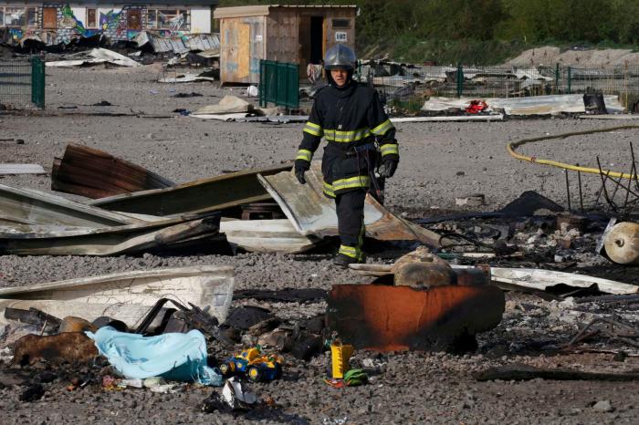 Un incendio destruye un campamento que albergaba a 1.500 migrantes en Francia
