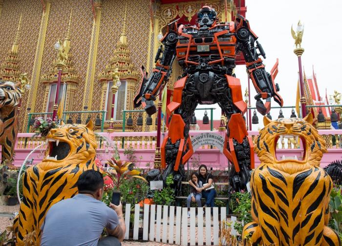 Un templo budista coloca dos inmensos Transformers en su puerta para atraer visitantes