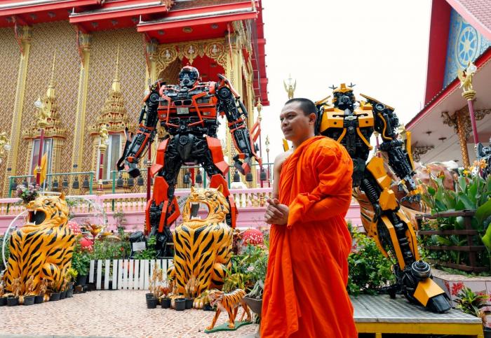 Un templo budista coloca dos inmensos Transformers en su puerta para atraer visitantes