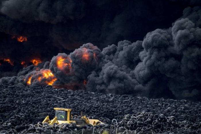 Las impresionantes fotos del incendio del cementerio de neumáticos de Seseña