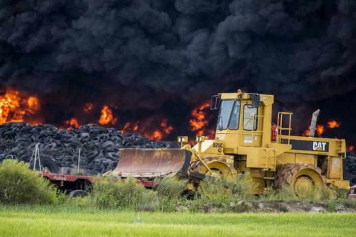 El incendio del cementerio de neumáticos de Seseña afecta a ocho hectáreas