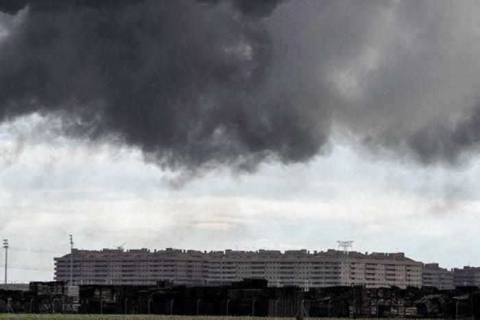 Las impresionantes fotos del incendio del cementerio de neumáticos de Seseña