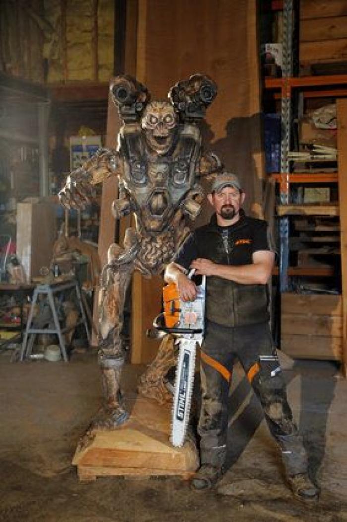La brutal escultura de 'DOOM' tallada con una motosierra