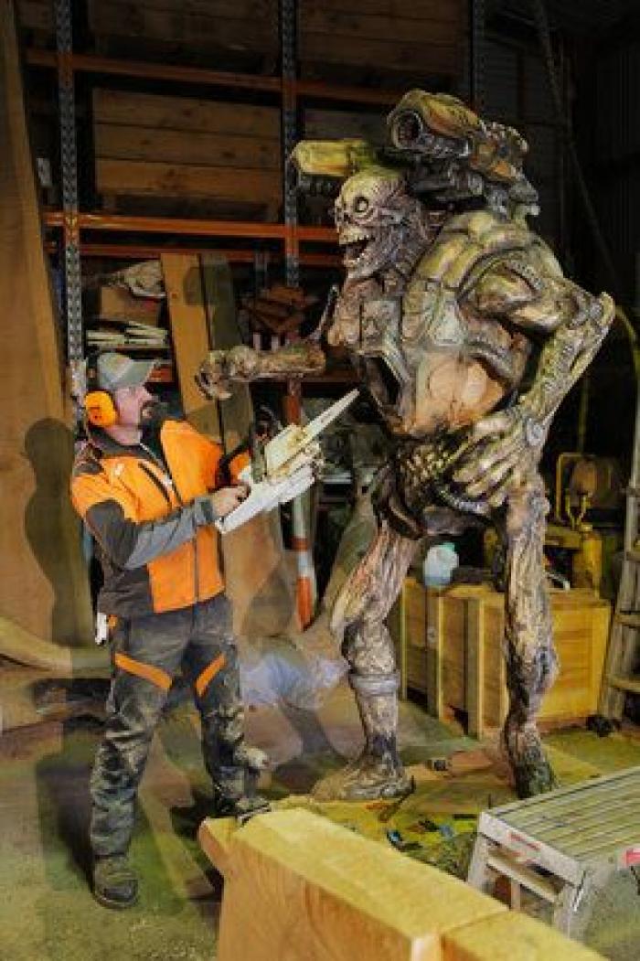 La brutal escultura de 'DOOM' tallada con una motosierra