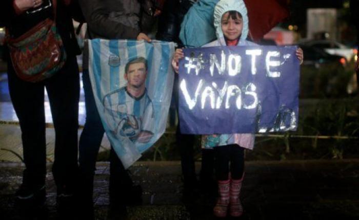 Cientos de argentinos se manifiestan para que Messi no se vaya de la selección