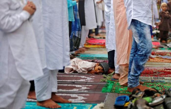 El sueño de un niño durante el final del Ramadán y otras fotos del día