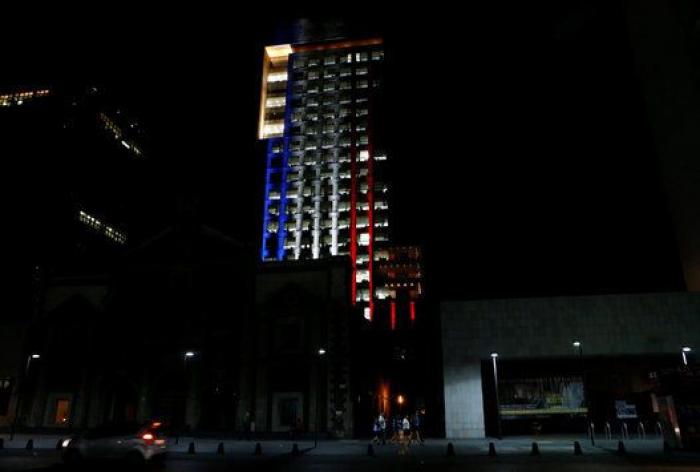 Los colores de Francia y las ofrendas adornan monumentos y embajadas francesas