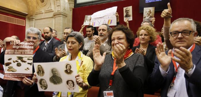 Andalucía aprueba la pionera Ley de Memoria Democrática