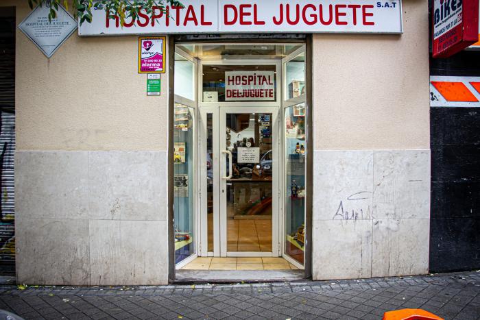 Cierra el último Hospital del Juguete: “Llevo más de 50 años y todavía me queda mucho por aprender”
