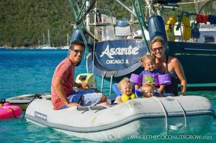 Las increíbles fotos de unos padres y sus tres hijos que viven a bordo de un barco