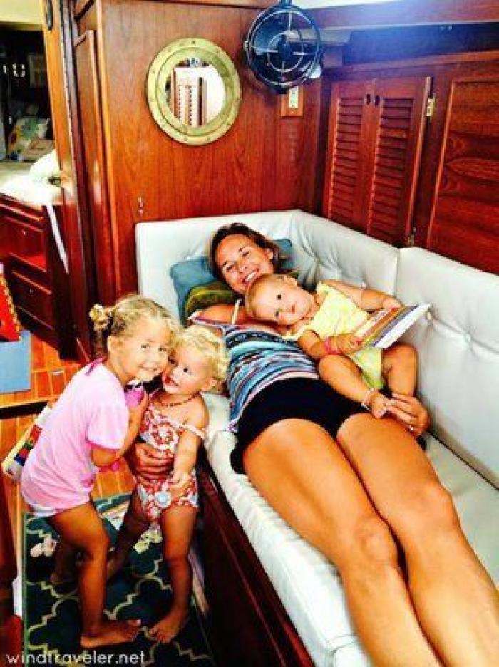 Las increíbles fotos de unos padres y sus tres hijos que viven a bordo de un barco