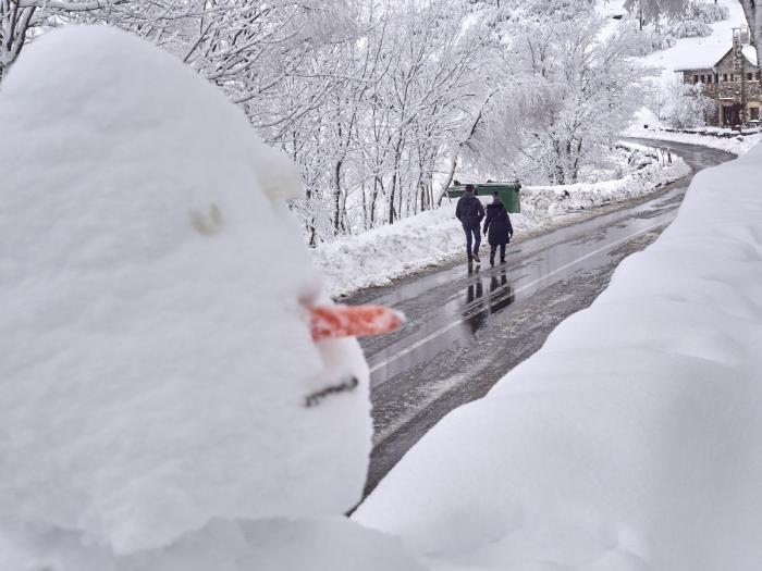 La nieve cuaja en Madrid y causa restricciones de tráfico, suspensión de clases y retrasos en vuelos