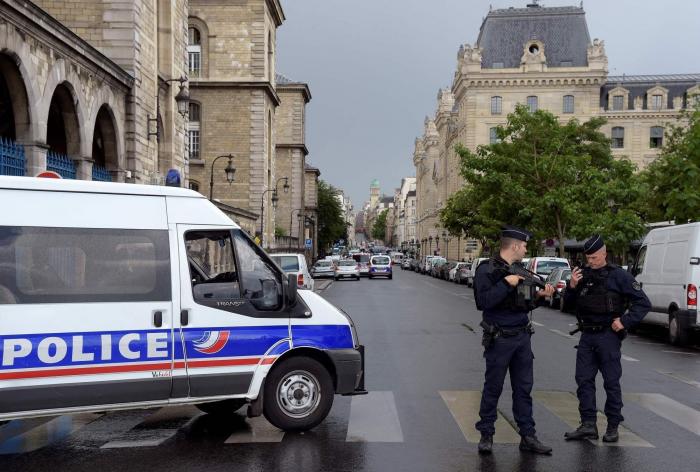 Neutralizado un hombre tras atacar con un martillo a un policía frente a Notre Dame en París