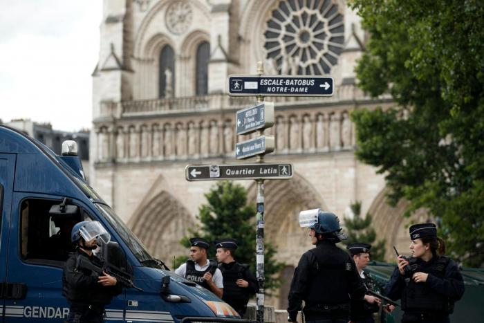 Neutralizado un hombre tras atacar con un martillo a un policía frente a Notre Dame en París