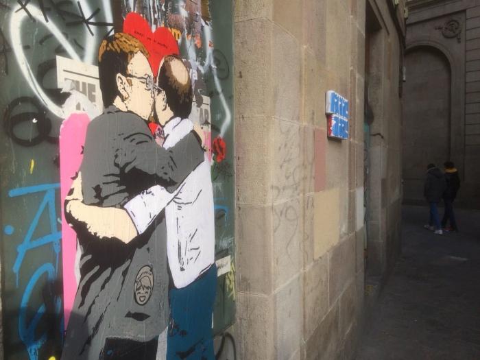 'Amores que no mienten': el artista urbano Tvboy representa así los posibles pactos en Cataluña.