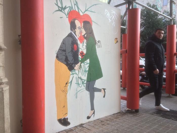 'Amores que no mienten': el artista urbano Tvboy representa así los posibles pactos en Cataluña.