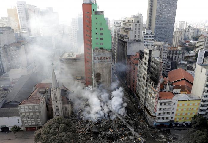 Espectacular derrumbe de un edificio de 24 pisos en Sao Paulo tras un incendio