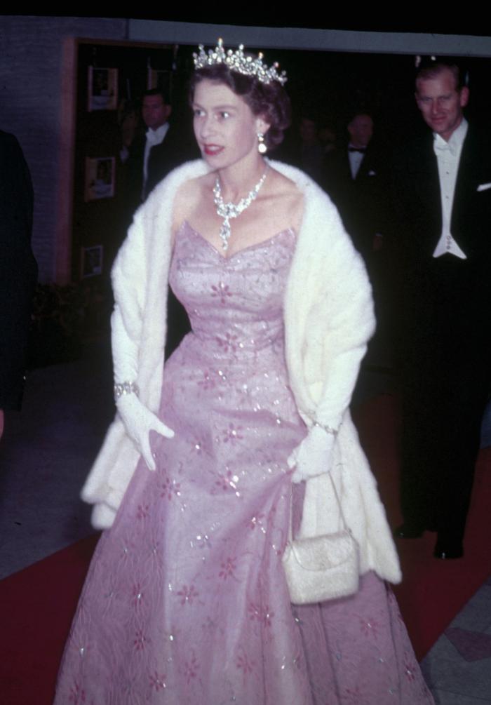 Isabel II: cuando la monarquía se convirtió en icono pop