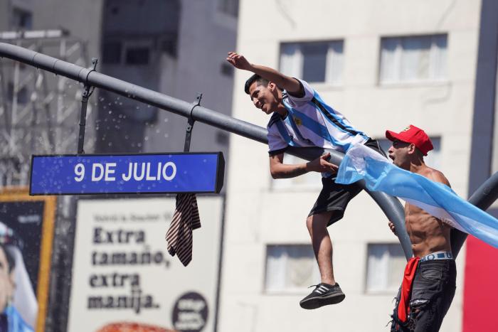 Dos argentinos detenidos por escalar el árbol de Navidad de Sol tras la victoria del Mundial