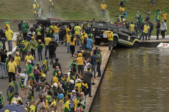 Vox condena a lo Batasuna el intento golpista en Brasil y defiende a Bolsonaro