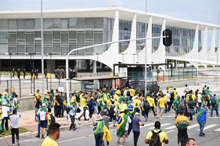 Vox condena a lo Batasuna el intento golpista en Brasil y defiende a Bolsonaro