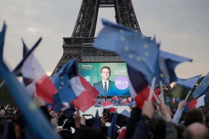 Un Macron dependiente se verá obligado a ceder y a derechizarse para sacar adelante sus leyes