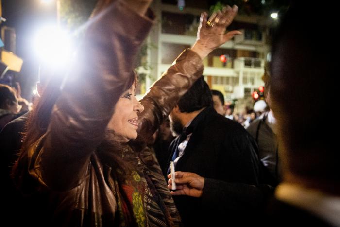 El detenido por el intento de asesinato a Cristina Fernández posó con el arma en unas fotos con su novia
