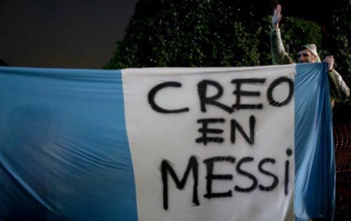 Cientos de argentinos se manifiestan para que Messi no se vaya de la selección