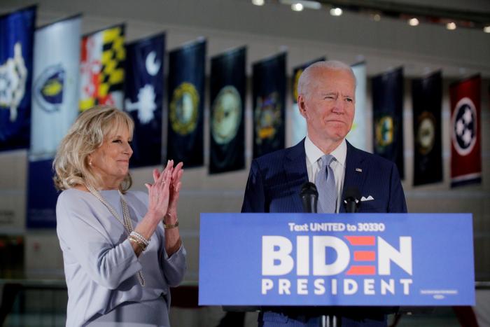 Biden se cae de la bicicleta mientras daba un paseo con su mujer en Delaware