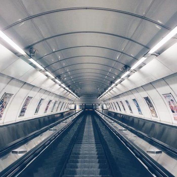 El metro de Madrid alerta sobre el uso del móvil con un vídeo de la caída a la vía de una usuaria