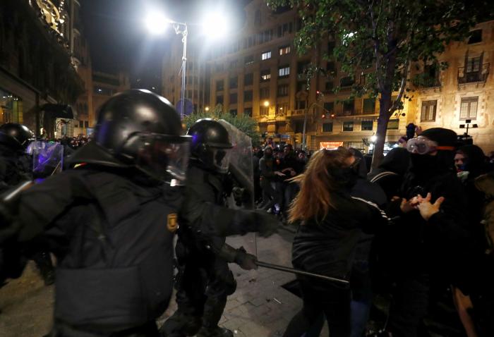 Una ultraderechista agrede e insulta a una independentista en Barcelona