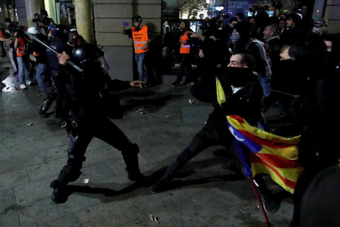 La Policía y los Mossos cargan contra los manifestantes en Barcelona