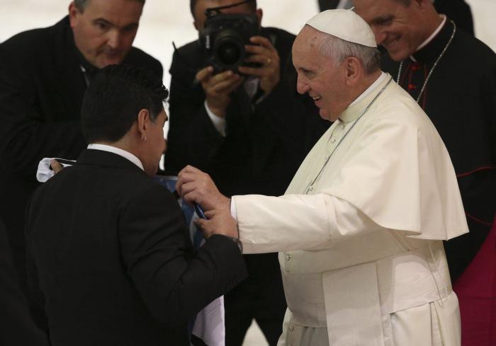 Maradona y el papa celebran entre besos el primer Partido por la Paz (FOTOS)