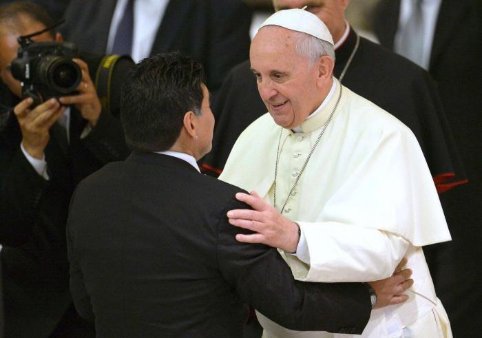Maradona y el papa celebran entre besos el primer Partido por la Paz (FOTOS)