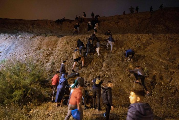 La Policía marroquí detiene a 59 subsaharianos y frustra un intento de salto de la valla de Ceuta