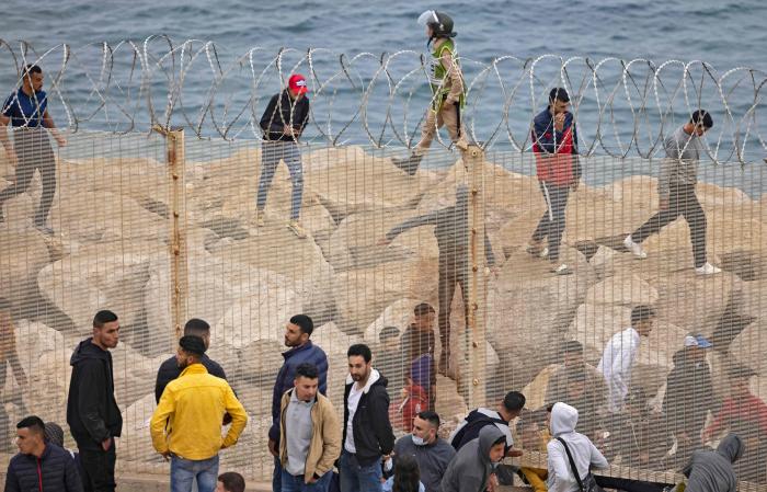 La Policía marroquí detiene a 59 subsaharianos y frustra un intento de salto de la valla de Ceuta