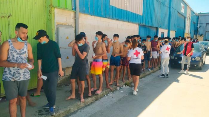 La Justicia europea estudia la supuesta devolución ilegal del joven de la foto del abrazo en Ceuta