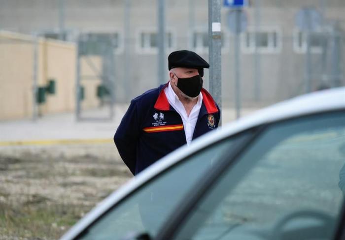 Villarejo sale de la cárcel y denuncia torturas: "Las cloacas no generan mierda, la limpian"