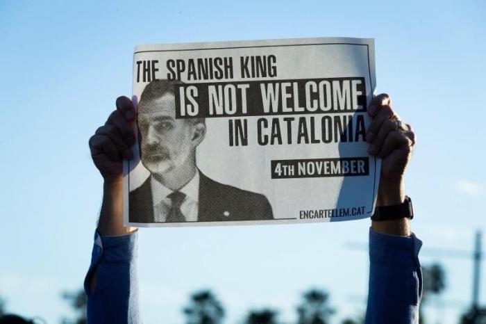 El rey, recibido entre ovaciones en Barcelona tras las protestas y el acoso a los invitados