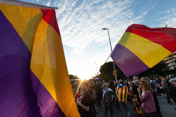 El rey, recibido entre ovaciones en Barcelona tras las protestas y el acoso a los invitados