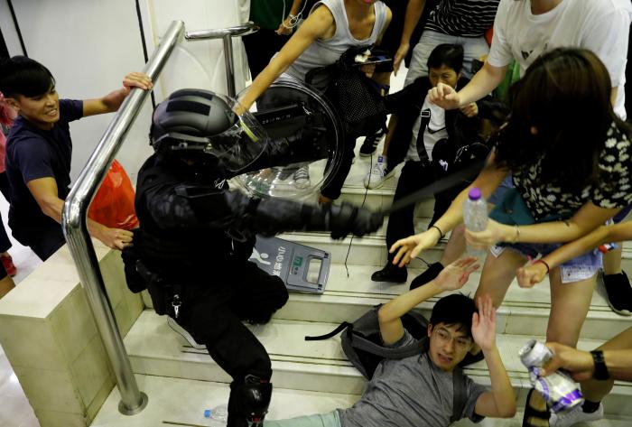 La Policía de Hong Kong detiene a 40 personas tras irrumpir en la Universidad Politécnica y amenaza con usar "balas reales"